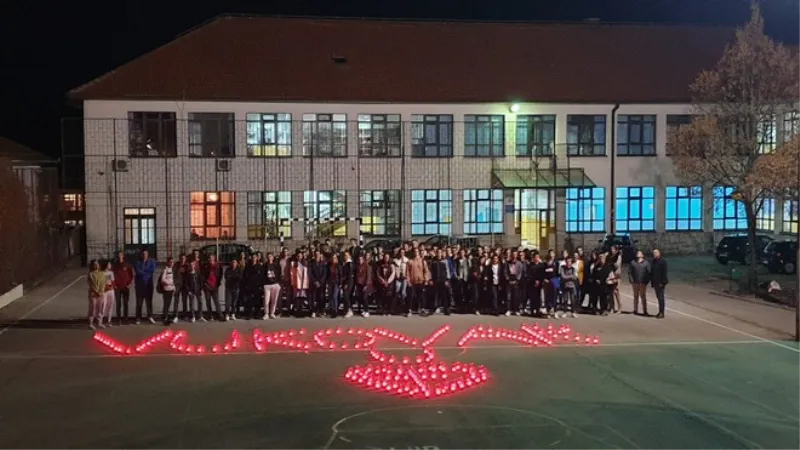 VIDEO: GRUDSKI UČENICI ZAPALILI SVIJEĆE ZA VUKOVAR, OSNOVCI CRTALI VODOTORANJ