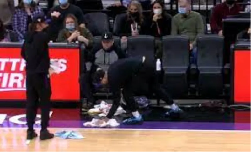 Užas: Pijani navijač se ispovraćao po parketu i prekinuo NBA utakmicu