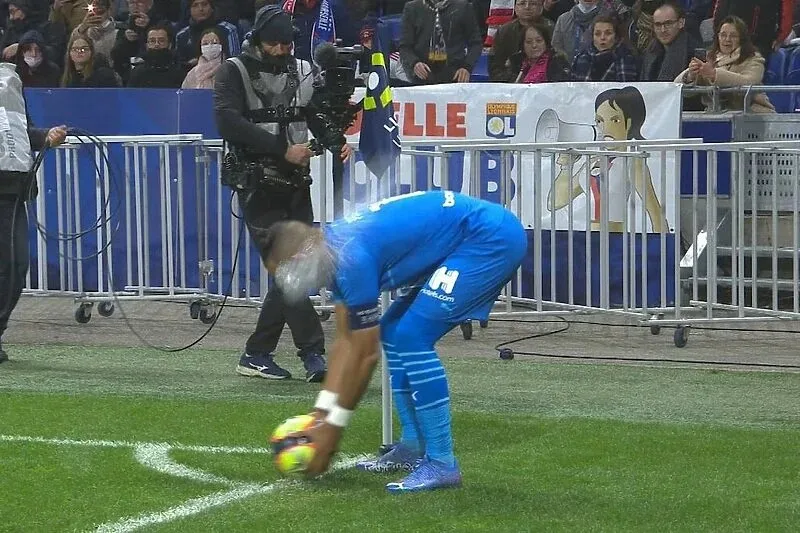 (VIDEO) PREKINUTA UTAKMICA LYON - MARSEILLE, PAYET DOBIO BOCU U GLAVU PA SE SRUŠIO NA TEREN