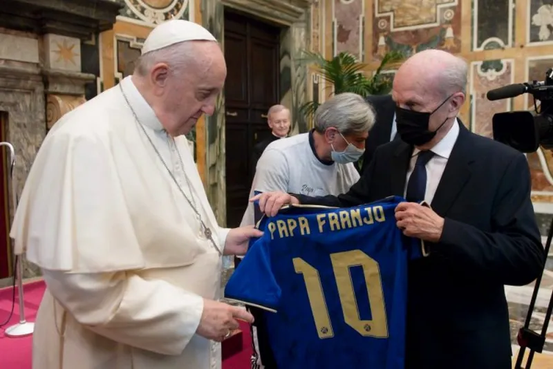 Papa dobio Dinamov dres i poslao snažnu poruku