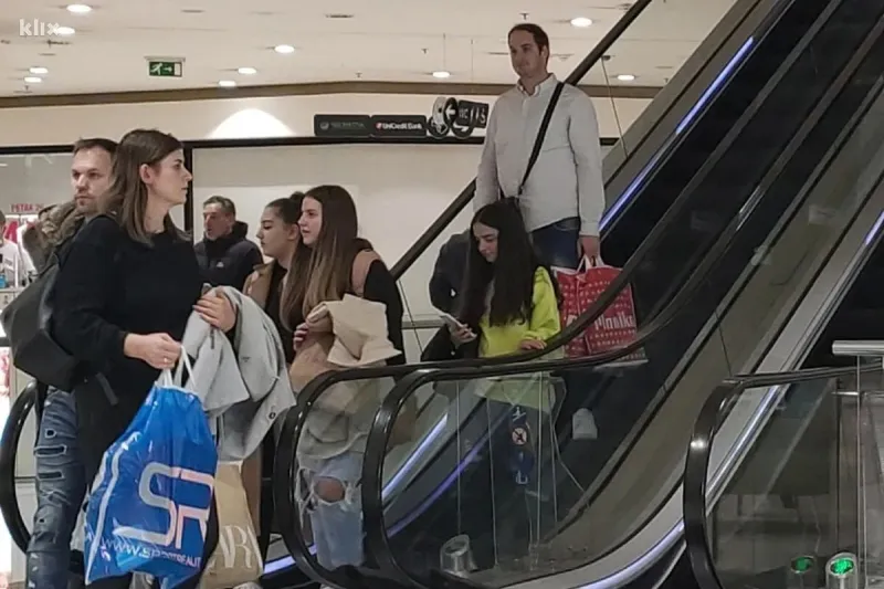 FOTO: Mostarci pohrlili u Mepas, cijene pale i do 70 posto 1