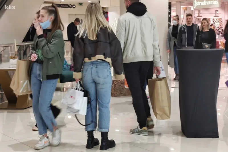 FOTO: Mostarci pohrlili u Mepas, cijene pale i do 70 posto 10