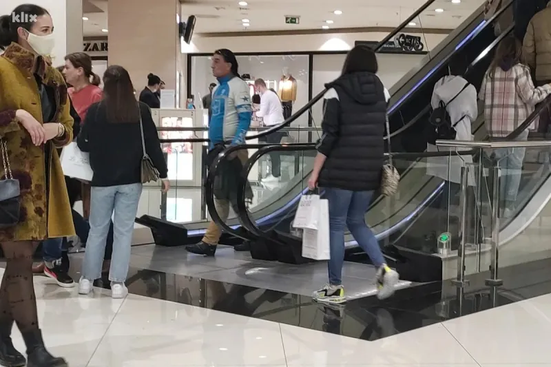 FOTO: Mostarci pohrlili u Mepas, cijene pale i do 70 posto 2