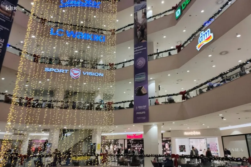 FOTO: Mostarci pohrlili u Mepas, cijene pale i do 70 posto 4