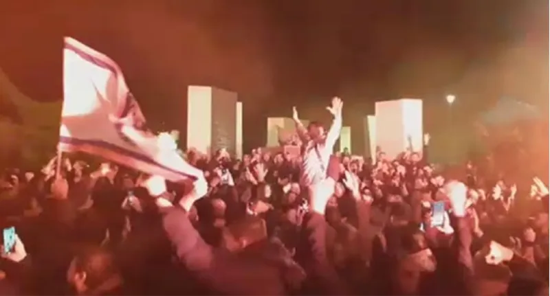 (VIDEO) Split opet gori, Livaja na ramenima navijača pjevao: Mrzim Dinamo, srpsko ime to