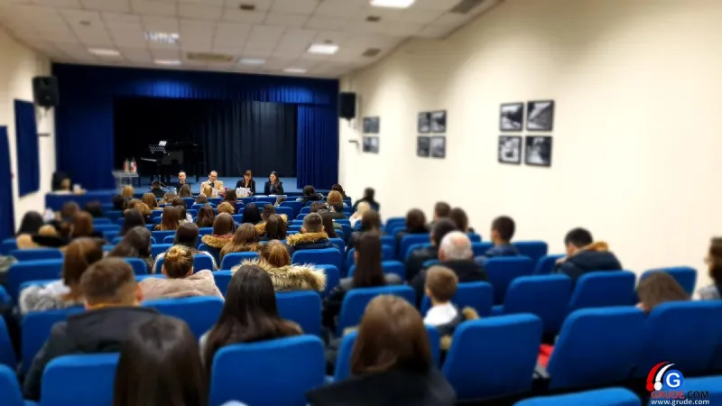 FOTO: Filip Pešorda okupio Gruđane u punoj kinodvorani! Predstavljen roman 'Koliko traje jednom zauvijek' 1