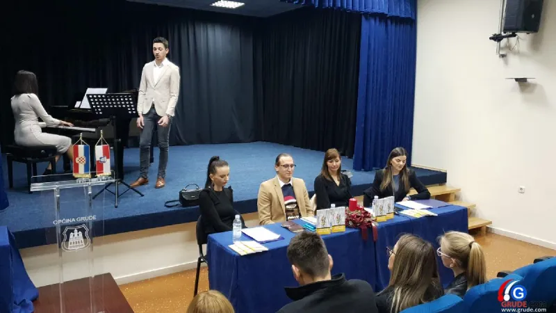 FOTO: Filip Pešorda okupio Gruđane u punoj kinodvorani! Predstavljen roman 'Koliko traje jednom zauvijek' 3