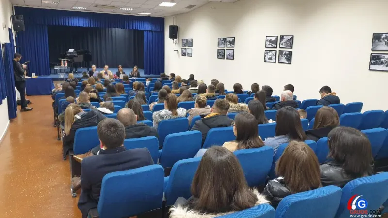 FOTO: Filip Pešorda okupio Gruđane u punoj kinodvorani! Predstavljen roman 'Koliko traje jednom zauvijek' 4