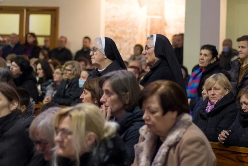 FOTO: Fra Nikola Spužević ispraćen na posljednji počinak! Ostavio je neizbrisiv trag gdje god je djelovao 17