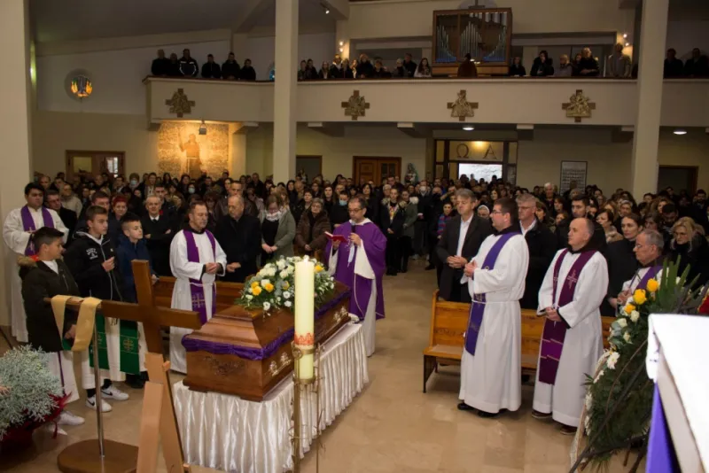 FOTO: Fra Nikola Spužević ispraćen na posljednji počinak! Ostavio je neizbrisiv trag gdje god je djelovao