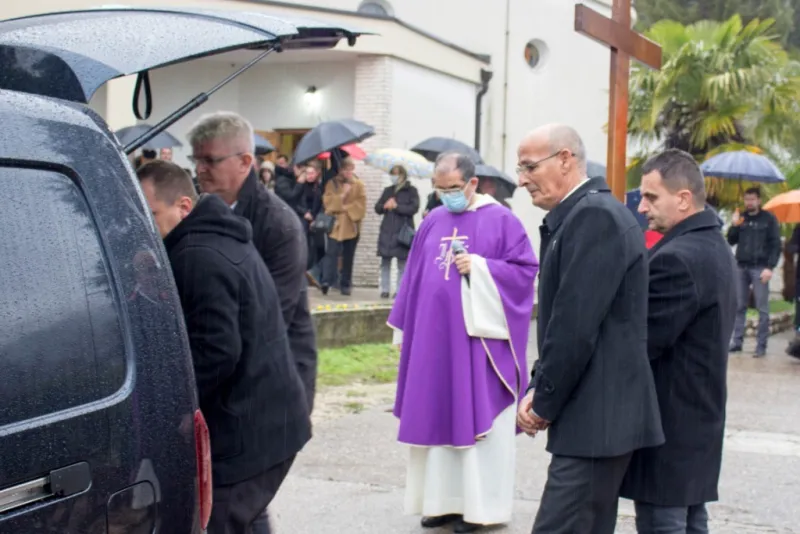 FOTO: Fra Nikola Spužević ispraćen na posljednji počinak! Ostavio je neizbrisiv trag gdje god je djelovao 20