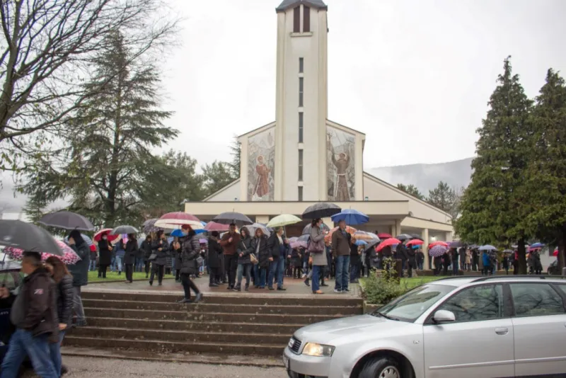 FOTO: Fra Nikola Spužević ispraćen na posljednji počinak! Ostavio je neizbrisiv trag gdje god je djelovao 21