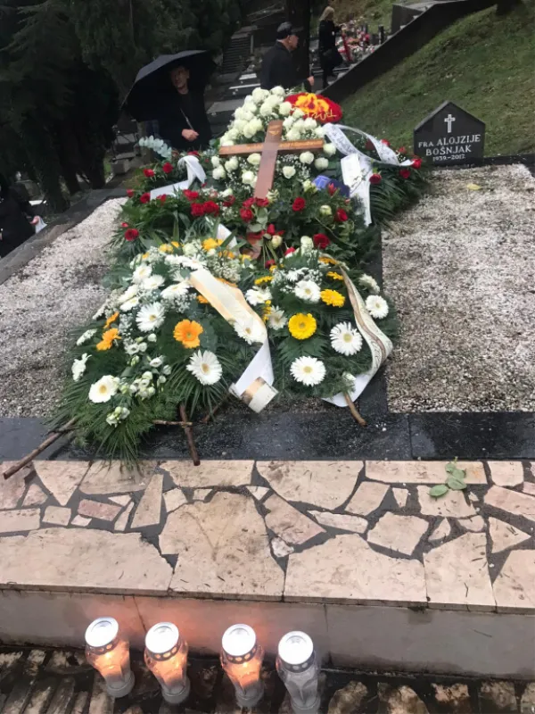 FOTO: Fra Nikola Spužević ispraćen na posljednji počinak! Ostavio je neizbrisiv trag gdje god je djelovao 22