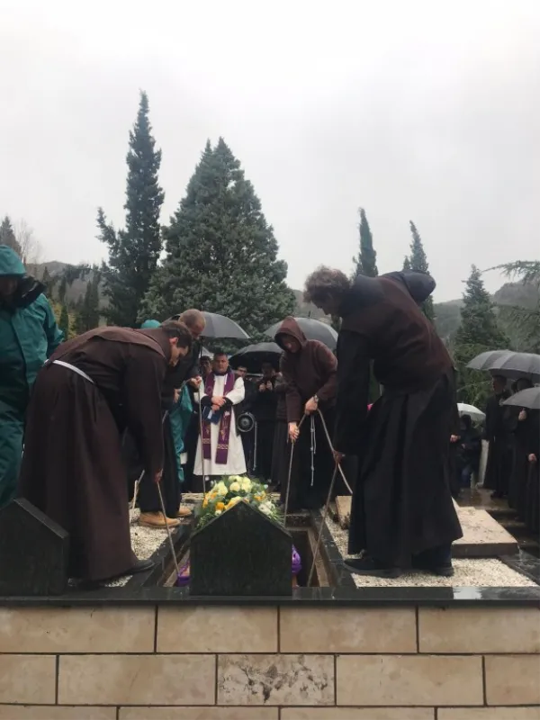 FOTO: Fra Nikola Spužević ispraćen na posljednji počinak! Ostavio je neizbrisiv trag gdje god je djelovao 23