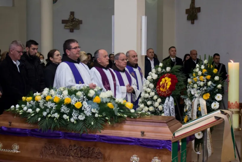 FOTO: Fra Nikola Spužević ispraćen na posljednji počinak! Ostavio je neizbrisiv trag gdje god je djelovao 3