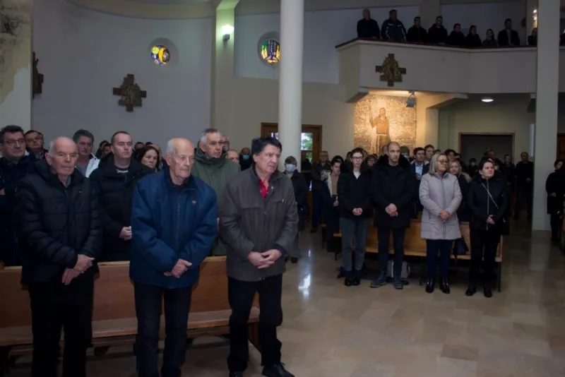 FOTO: Fra Nikola Spužević ispraćen na posljednji počinak! Ostavio je neizbrisiv trag gdje god je djelovao 4