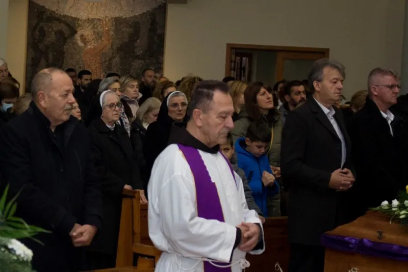 FOTO: Fra Nikola Spužević ispraćen na posljednji počinak! Ostavio je neizbrisiv trag gdje god je djelovao 5