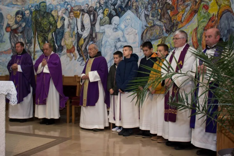 FOTO: Fra Nikola Spužević ispraćen na posljednji počinak! Ostavio je neizbrisiv trag gdje god je djelovao 7