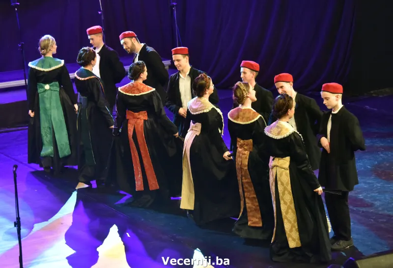 (FOTO) Spektakl 'Gradu s ljubavlju'! Fra Luka Marić: Nakon godine aveti, život se nastavio 19