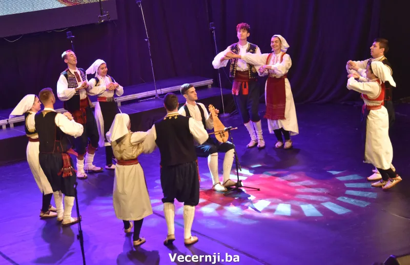 (FOTO) Spektakl 'Gradu s ljubavlju'! Fra Luka Marić: Nakon godine aveti, život se nastavio 21