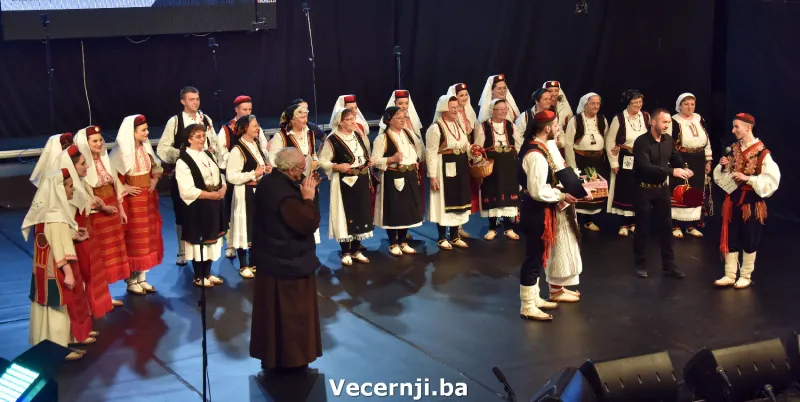 (FOTO) Spektakl 'Gradu s ljubavlju'! Fra Luka Marić: Nakon godine aveti, život se nastavio 24