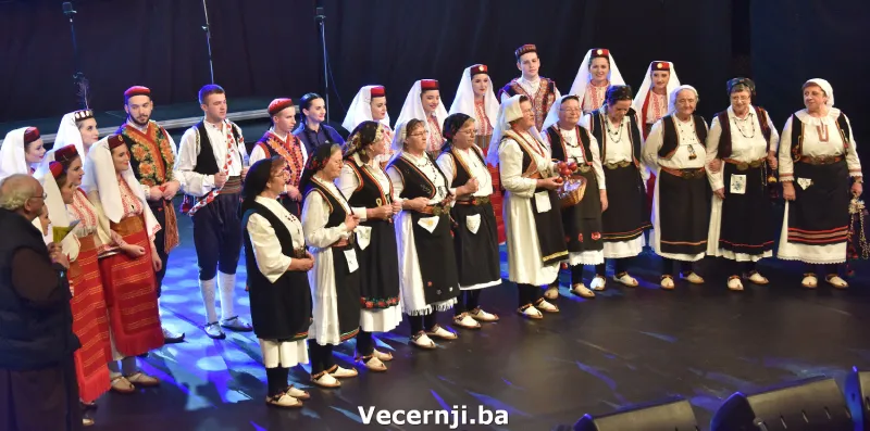 (FOTO) Spektakl 'Gradu s ljubavlju'! Fra Luka Marić: Nakon godine aveti, život se nastavio 25