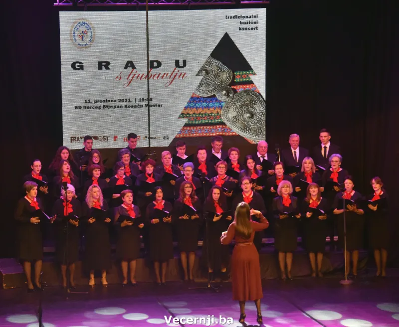 (FOTO) Spektakl 'Gradu s ljubavlju'! Fra Luka Marić: Nakon godine aveti, život se nastavio 5