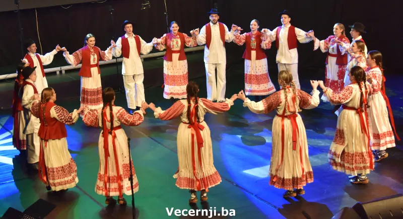 (FOTO) Spektakl 'Gradu s ljubavlju'! Fra Luka Marić: Nakon godine aveti, život se nastavio 8