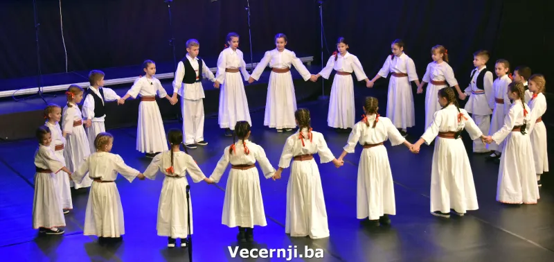 (FOTO) Spektakl 'Gradu s ljubavlju'! Fra Luka Marić: Nakon godine aveti, život se nastavio 9