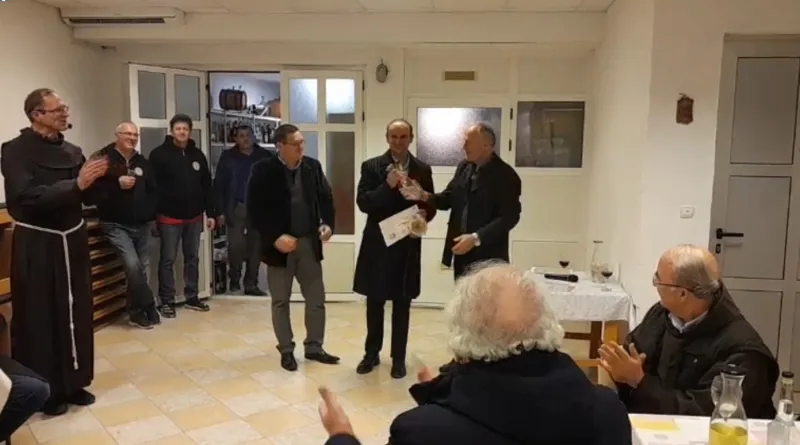 Radoslav Bošnjak iz Gruda ima najbolje bijelo vino u Hercegovini! Fra Stanko mu od srca zapljeskao i čestitao