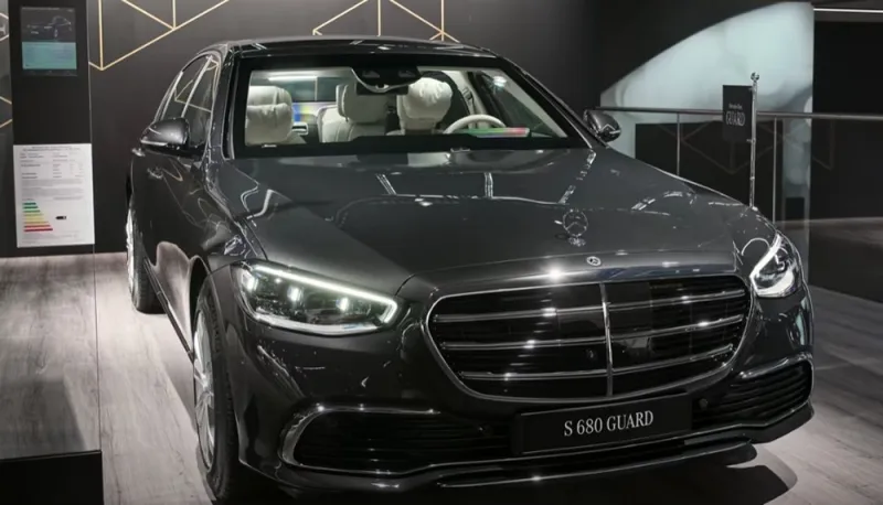 Njemački kancelar u Mercedesu koji bi zadovoljio i Bonda VIDEO
