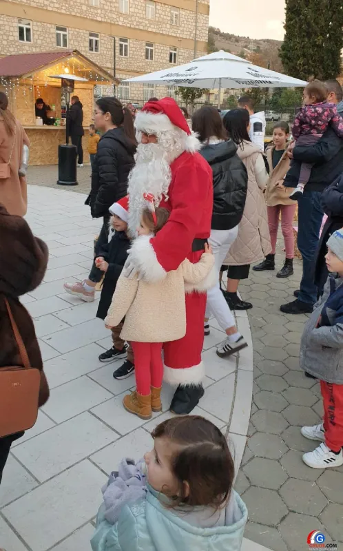 FOTO: Najmlađi Gruđani uživali uz Djeda Božićnjaka, Vilenjaka i Minnie 1