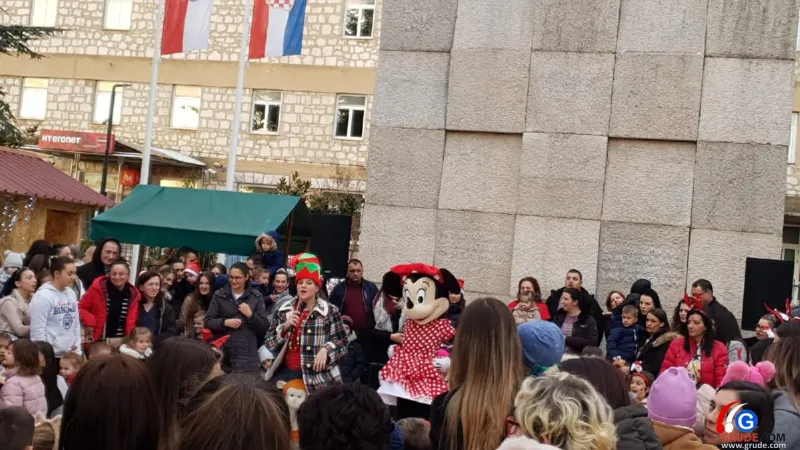 FOTO: Najmlađi Gruđani uživali uz Djeda Božićnjaka, Vilenjaka i Minnie 10