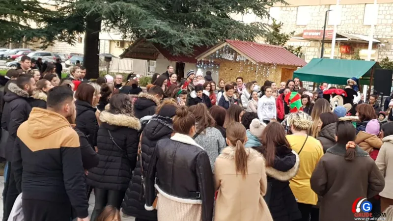 FOTO: Najmlađi Gruđani uživali uz Djeda Božićnjaka, Vilenjaka i Minnie 11