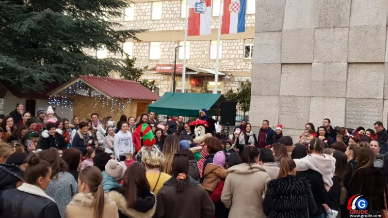 FOTO: Najmlađi Gruđani uživali uz Djeda Božićnjaka, Vilenjaka i Minnie 12