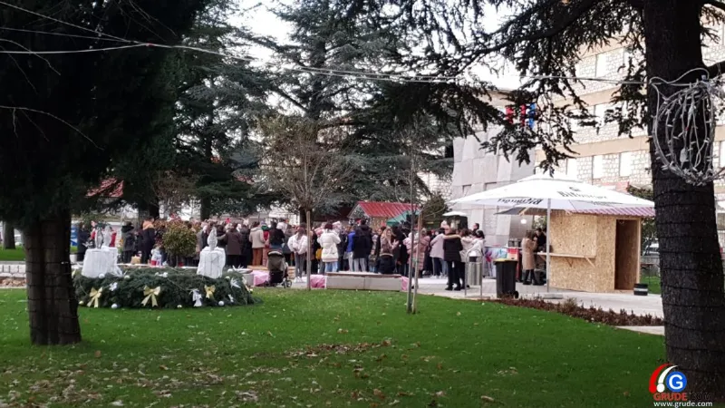 FOTO: Najmlađi Gruđani uživali uz Djeda Božićnjaka, Vilenjaka i Minnie 13