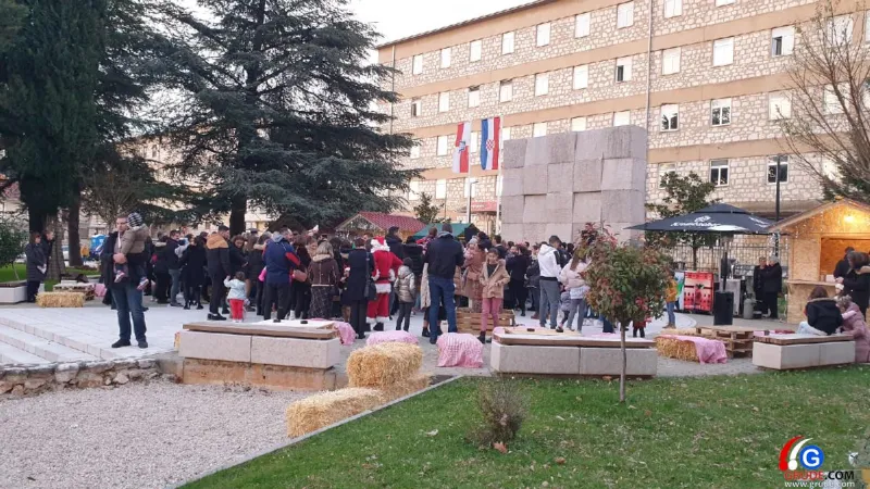 FOTO: Najmlađi Gruđani uživali uz Djeda Božićnjaka, Vilenjaka i Minnie 2