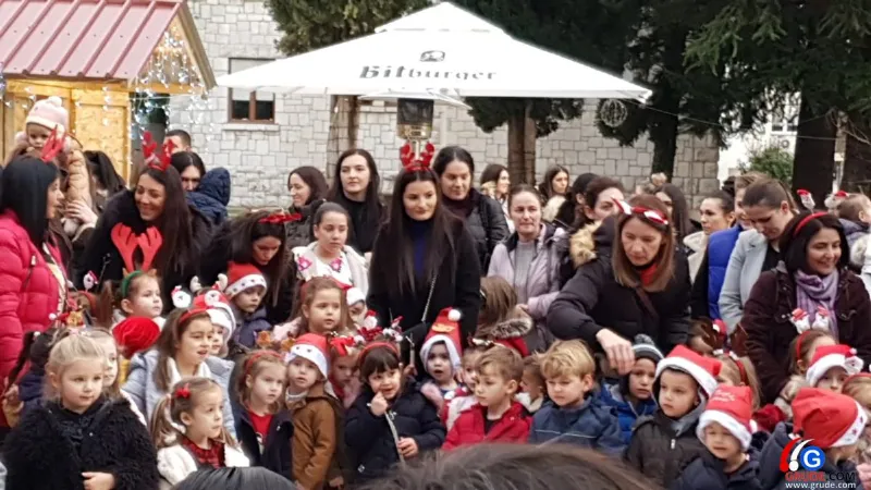 FOTO: Najmlađi Gruđani uživali uz Djeda Božićnjaka, Vilenjaka i Minnie 3