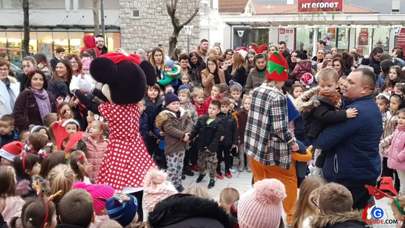 FOTO: Najmlađi Gruđani uživali uz Djeda Božićnjaka, Vilenjaka i Minnie 4