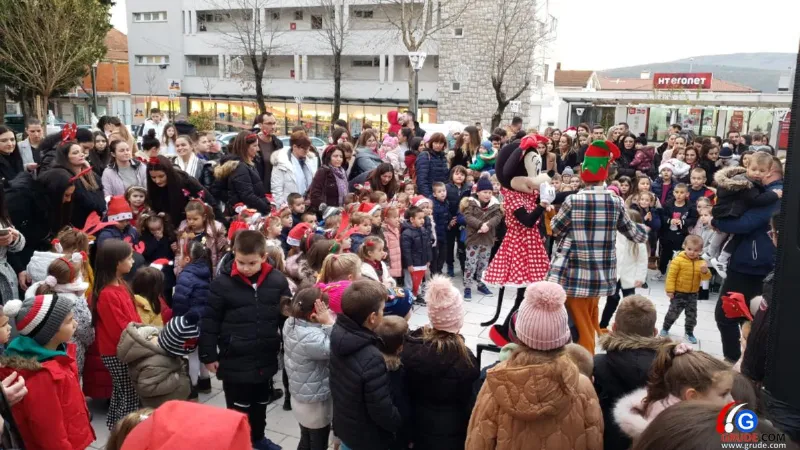 FOTO: Najmlađi Gruđani uživali uz Djeda Božićnjaka, Vilenjaka i Minnie 5