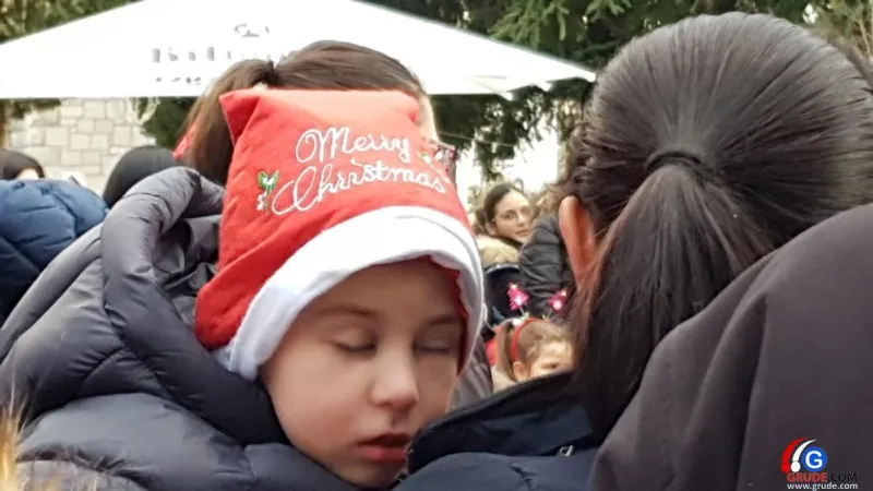 FOTO: Najmlađi Gruđani uživali uz Djeda Božićnjaka, Vilenjaka i Minnie 6