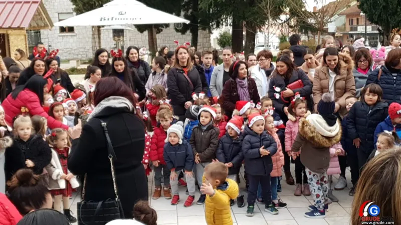 FOTO: Najmlađi Gruđani uživali uz Djeda Božićnjaka, Vilenjaka i Minnie 7