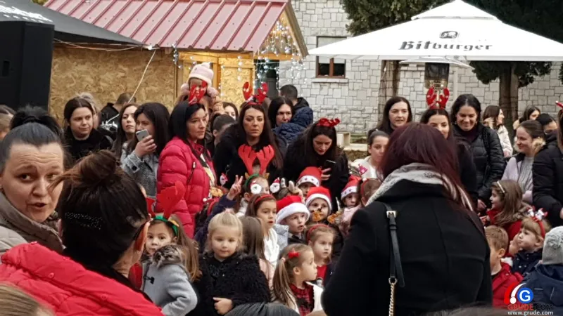 FOTO: Najmlađi Gruđani uživali uz Djeda Božićnjaka, Vilenjaka i Minnie