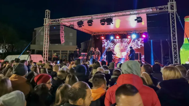 Mostarci uživali uz Crvenu jabuku