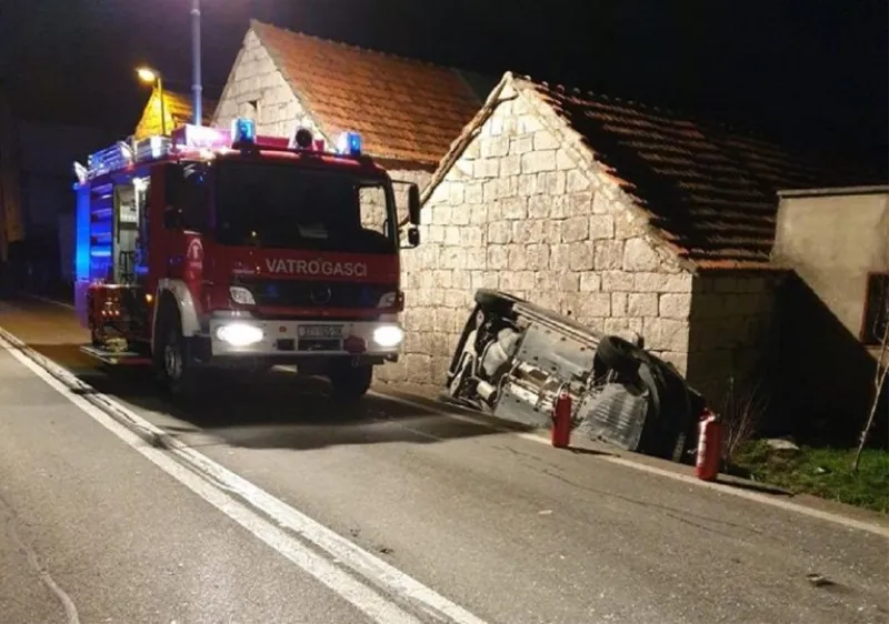 Tri osobe završile u bolnici nakon teške prometne nesreće u mjestu Osoje kod Dicma