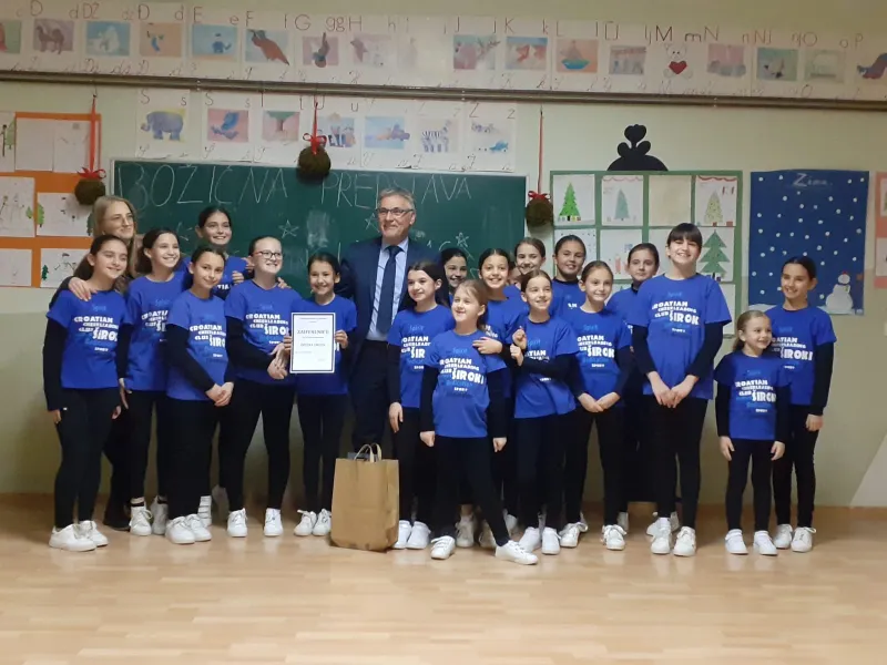 FOTO/VIDEO: Božićna priredba cheerleading kluba Ledinac 2