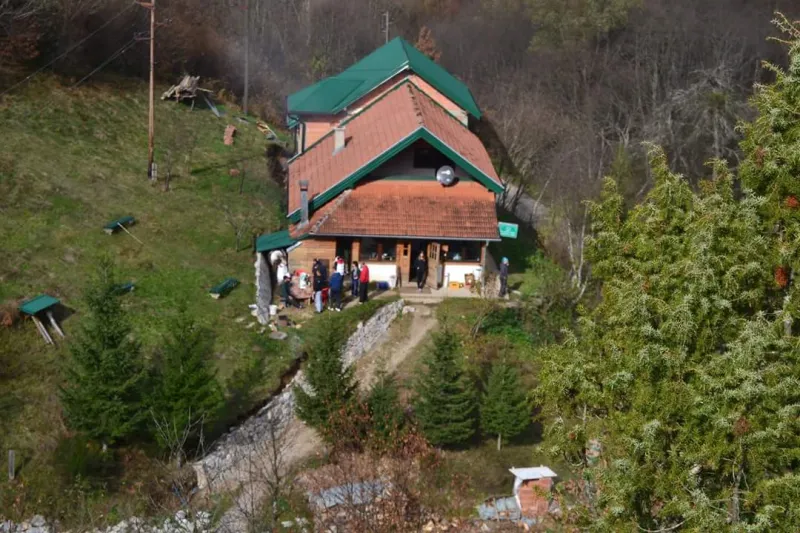 Iz lovačke puške ubio jednu osobu! Više ozlijeđenih, među njima i dijete u lovačkom domu na području Trnova