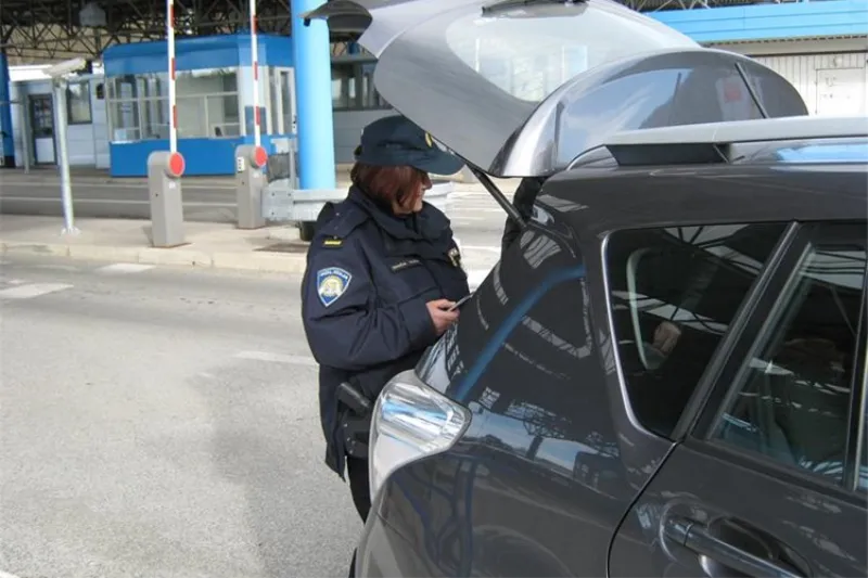 Zaustavilo ga na granici: Što sam ponio iz zavičaja u tuđinu? Prazan, a pun kufer!