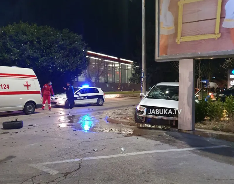 Teža prometna nesreća na Trnu, na terenu policija, Hitna pomoć... 1