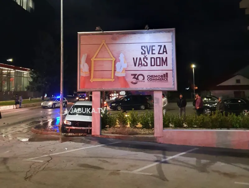 Teža prometna nesreća na Trnu, na terenu policija, Hitna pomoć...